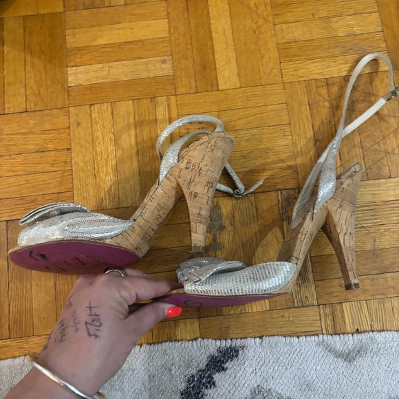 Betsy Johnson silver leather scrappy bow heels with cork heels * - Picture 4 of 8